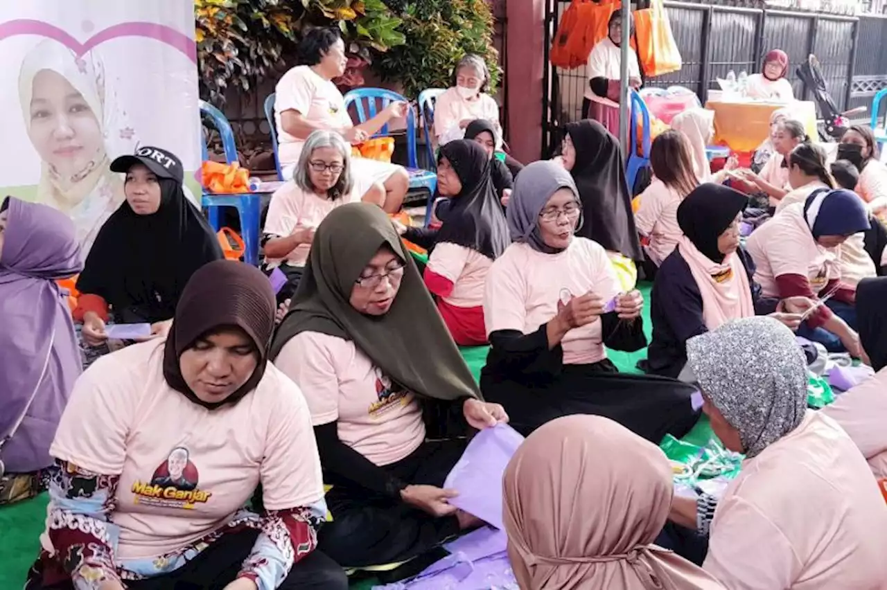 Mak Ganjar Latih Ibu-Ibu di Bekasi Membuat Hiasan Bunga dari Limbah Plastik