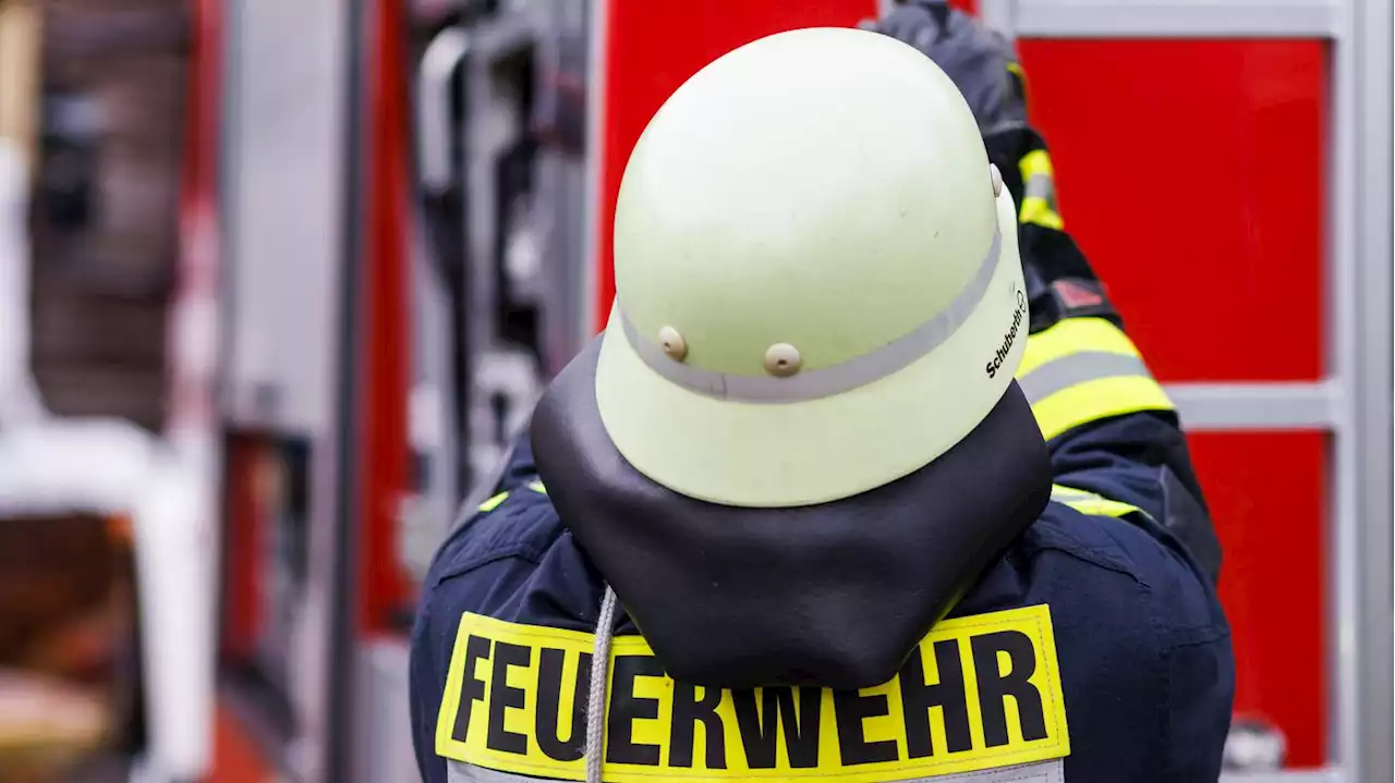 Brand in Berlin-Charlottenburg: Feuerwehr rettet Bewohner über Drehleiter