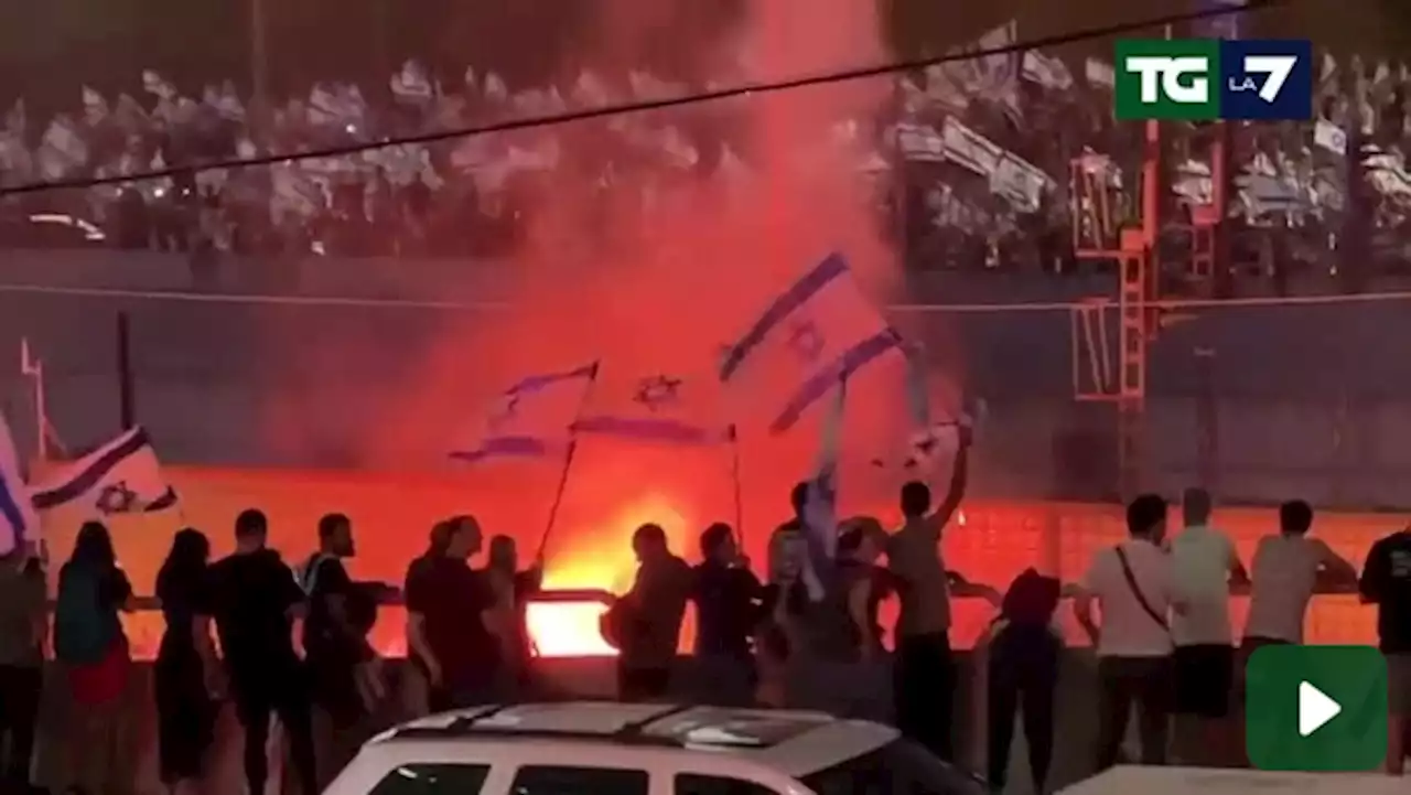 Tel Aviv, nuove proteste contro il governo: scontri con la polizia