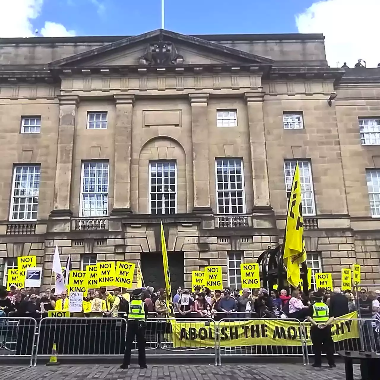 Protesters say blackout screens at King's Scottish coronation are to hide 'revolting peasants'