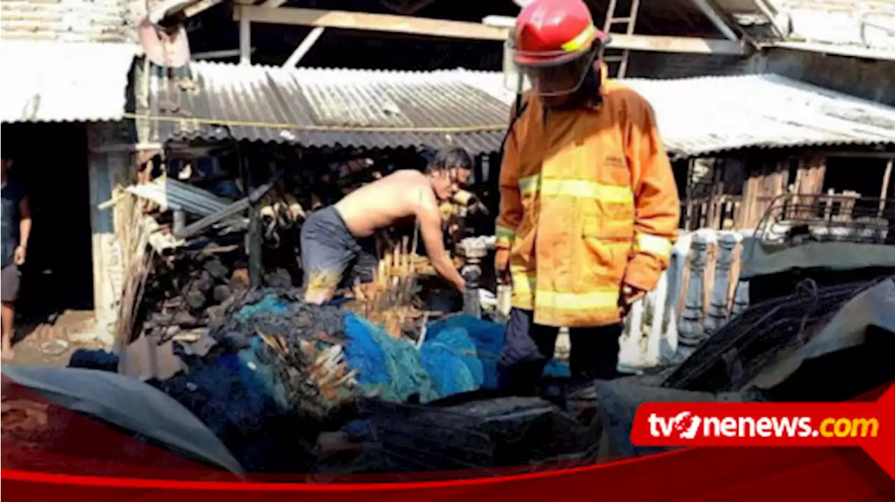 Dilalap Si Jago Merah, 2 dari 5 Warung Milik Nelayan di Paiton Ludes Terbakar