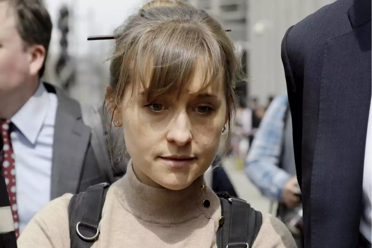 Sale la actriz Allison Mack de prisión por su participación en explotación en la secta NXIVM