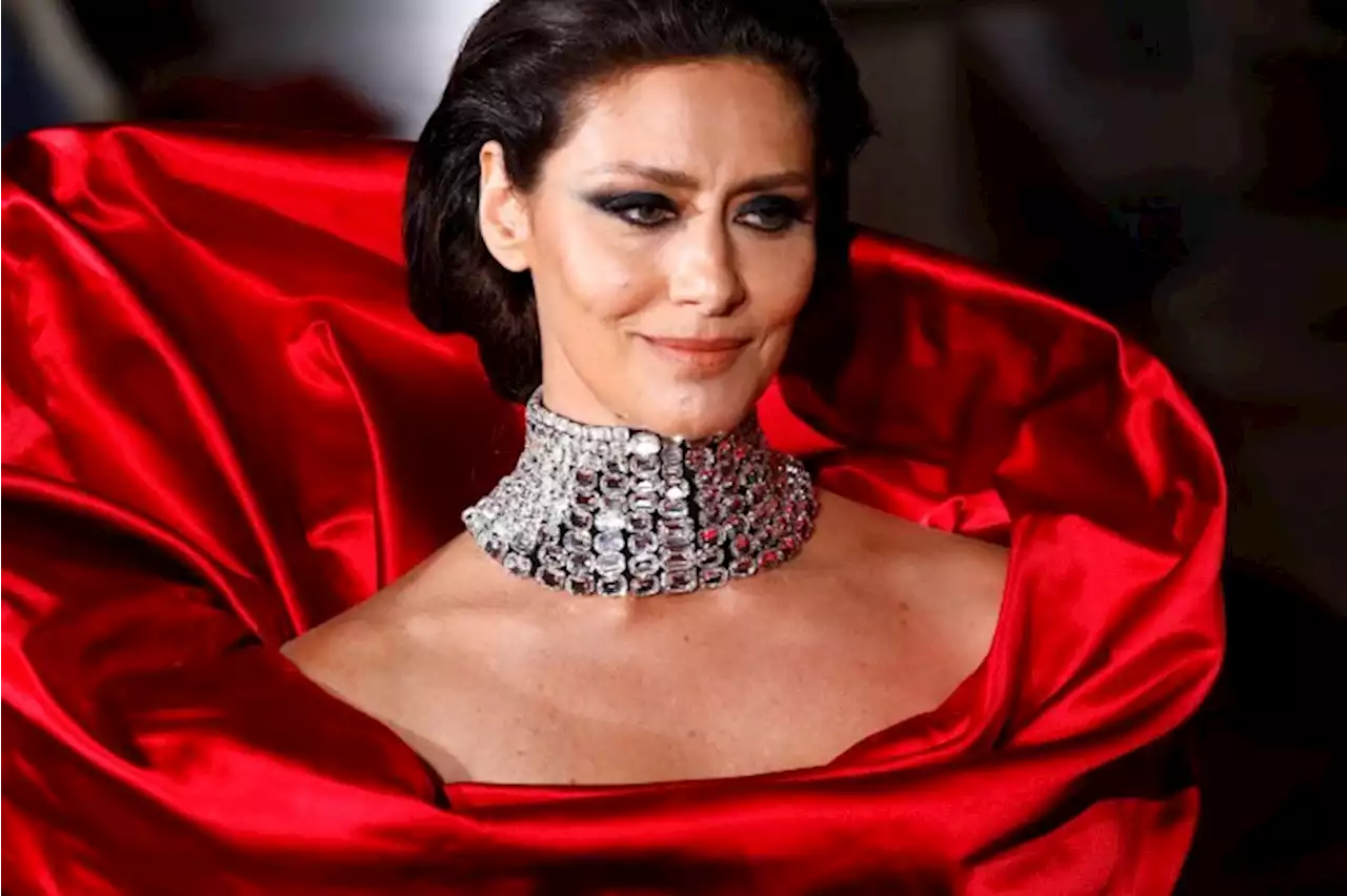 De vermelho, Maria Fernanda Cândido rouba a cena em desfile em Paris