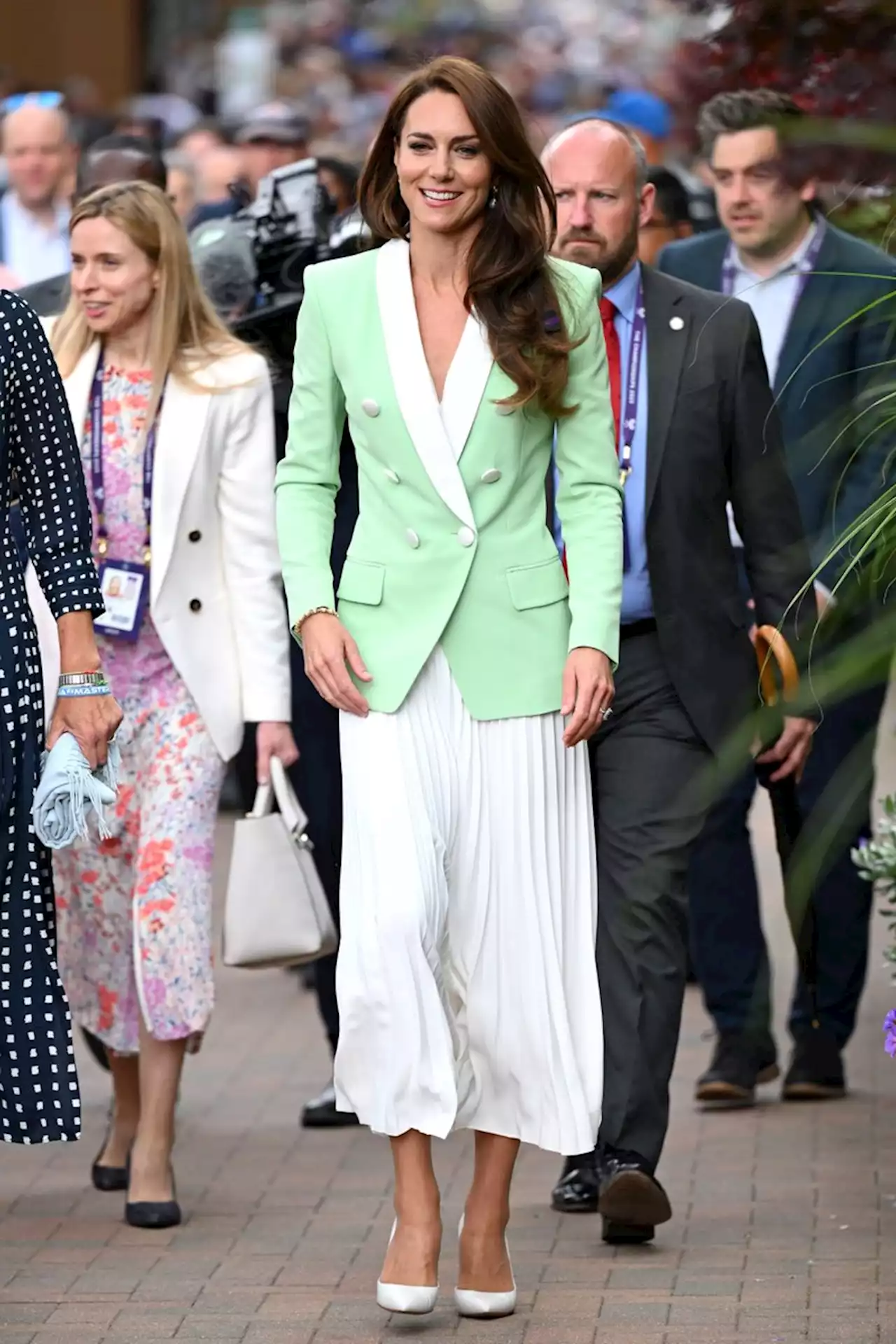 Kate Middleton a Wimbledon rilegge il tenniscore con la giacca verde menta anni 80 e la gonna bianca plissé