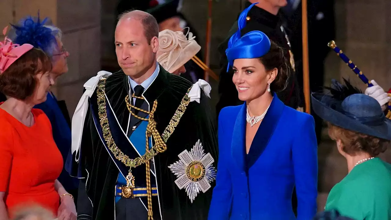 Kate Middleton rinde homenaje a la reina Isabel y a Lady Di en elegante look azul