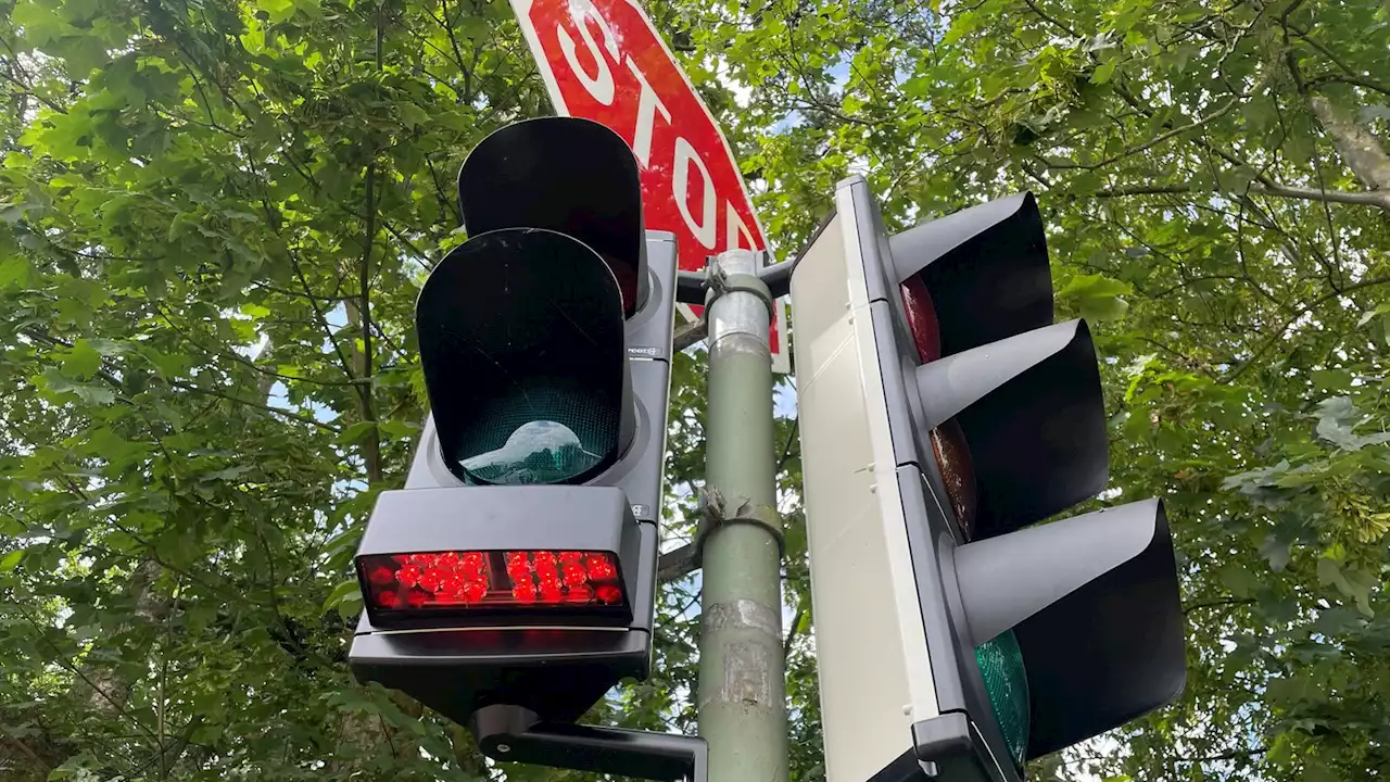 'Smartphone-Ampel' in Neuss soll Fußgänger schützen