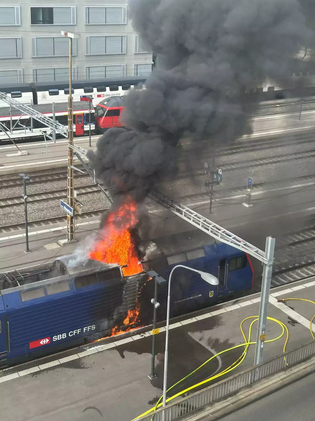 Altstetten: Lok steht in Zürich in Flammen – Einschränkungen im Bahnverkehr