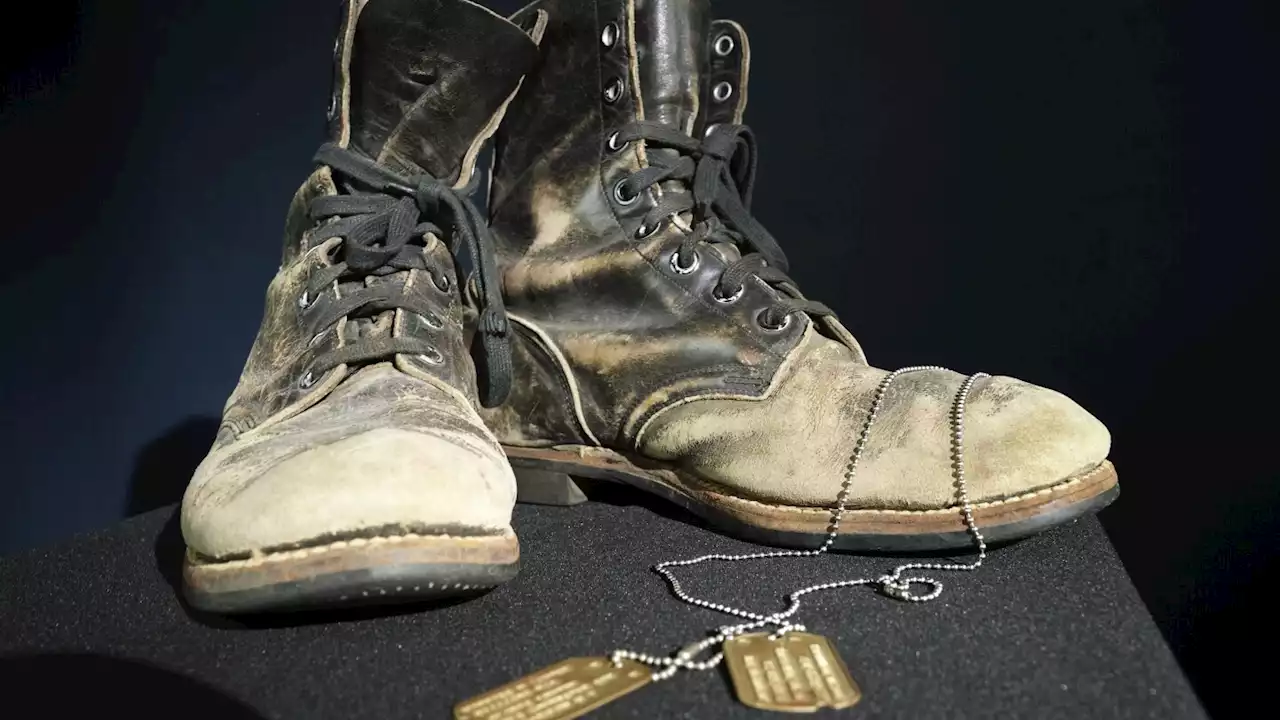 Alan Alda kept his boots and dog tags from 'M*A*S*H' for 40 years. Now he'll offer them at auction