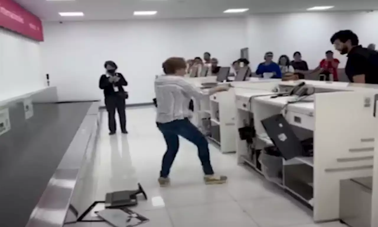 Mujer que destruyó mobiliario en el AICM continúa retenida en la Fiscalía | Video