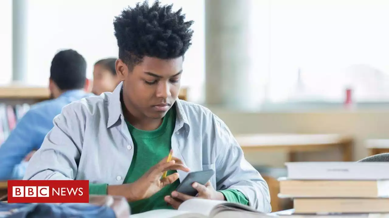 Os países europeus que estão banindo celulares em sala de aula - BBC News Brasil