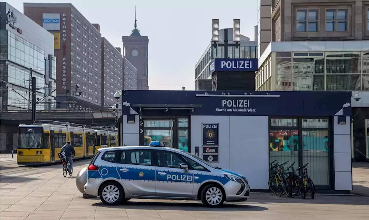 Alexanderplatz: Betrunkener bedroht Frau mit Messer