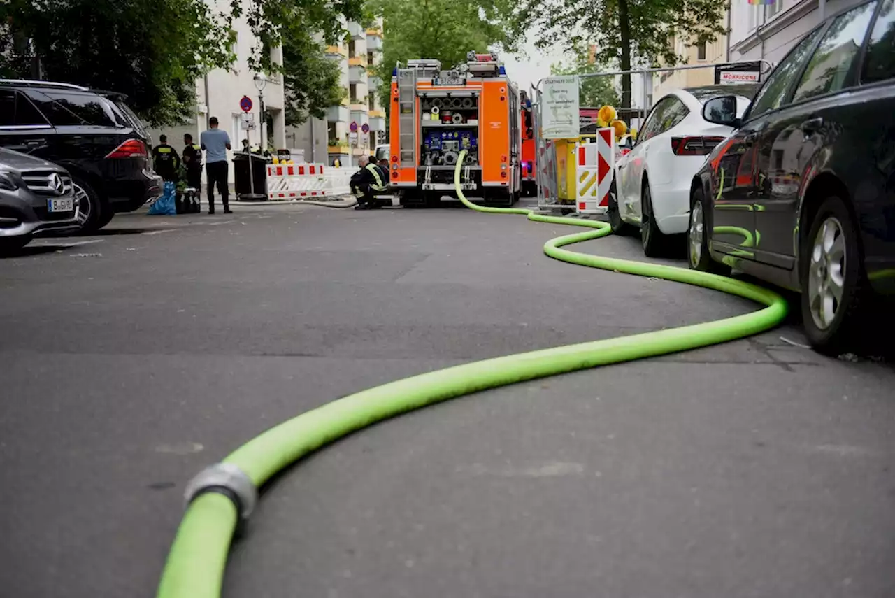 Berlin-Charlottenburg: Festnahme einer 66-Jährigen nach Großfeuer – Wohnhaus gesperrt