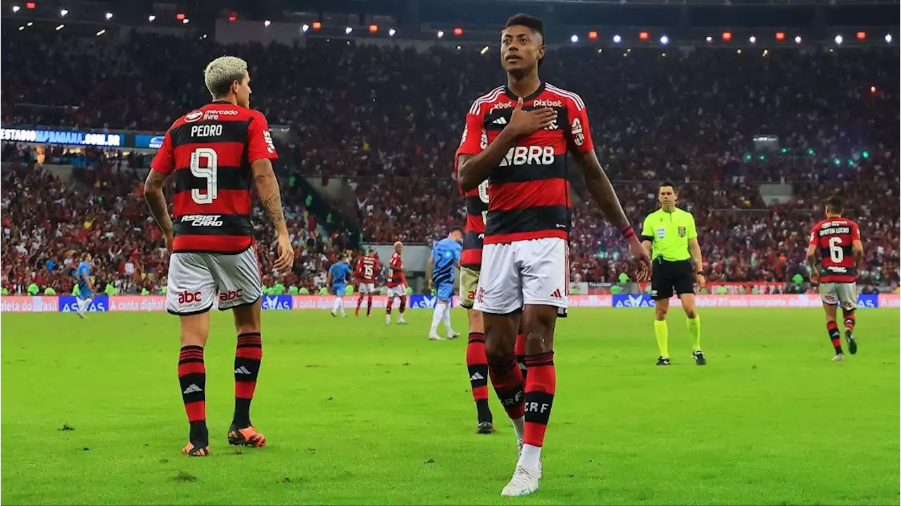 Flamengo toma susto do Athletico-PR, mas vira com mais um gol de Bruno Henrique