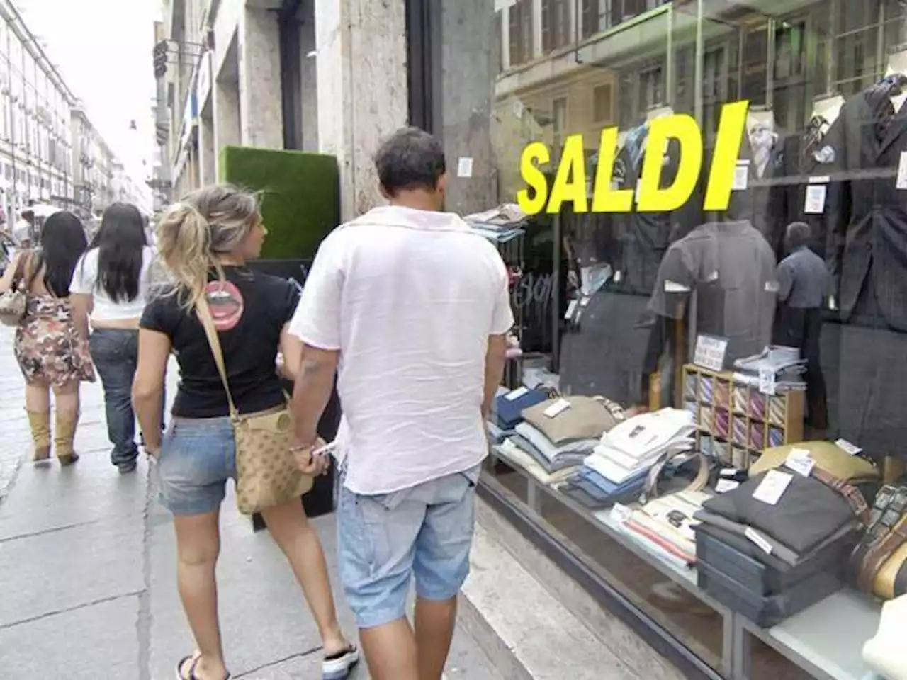 È il «Saldi day»: da oggi in tutte le regioni. Confcommercio: «Bene la data unica, spesa media di 200 euro»