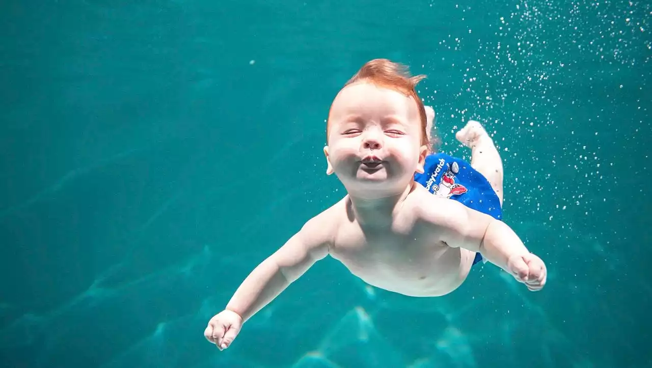 (S+) Schwimmen lernen bei Kindern: Warum ich Angst davor hatte, mit meinem Sohn ins Wasser zu gehen