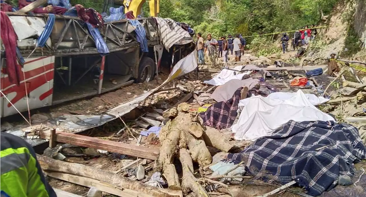 Lo que sabemos de la volcadura del autobús en Oaxaca que dejó 27 muertos | El Universal