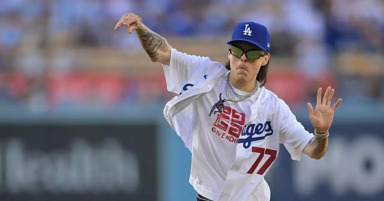 Ovación a Peso Pluma en el estadio de Dodgers y mostró sus dotes de beisbolista (VIDEO)