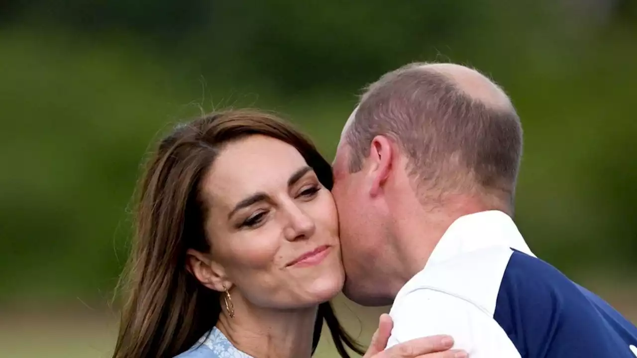 Sie unterstützt William beim Polo