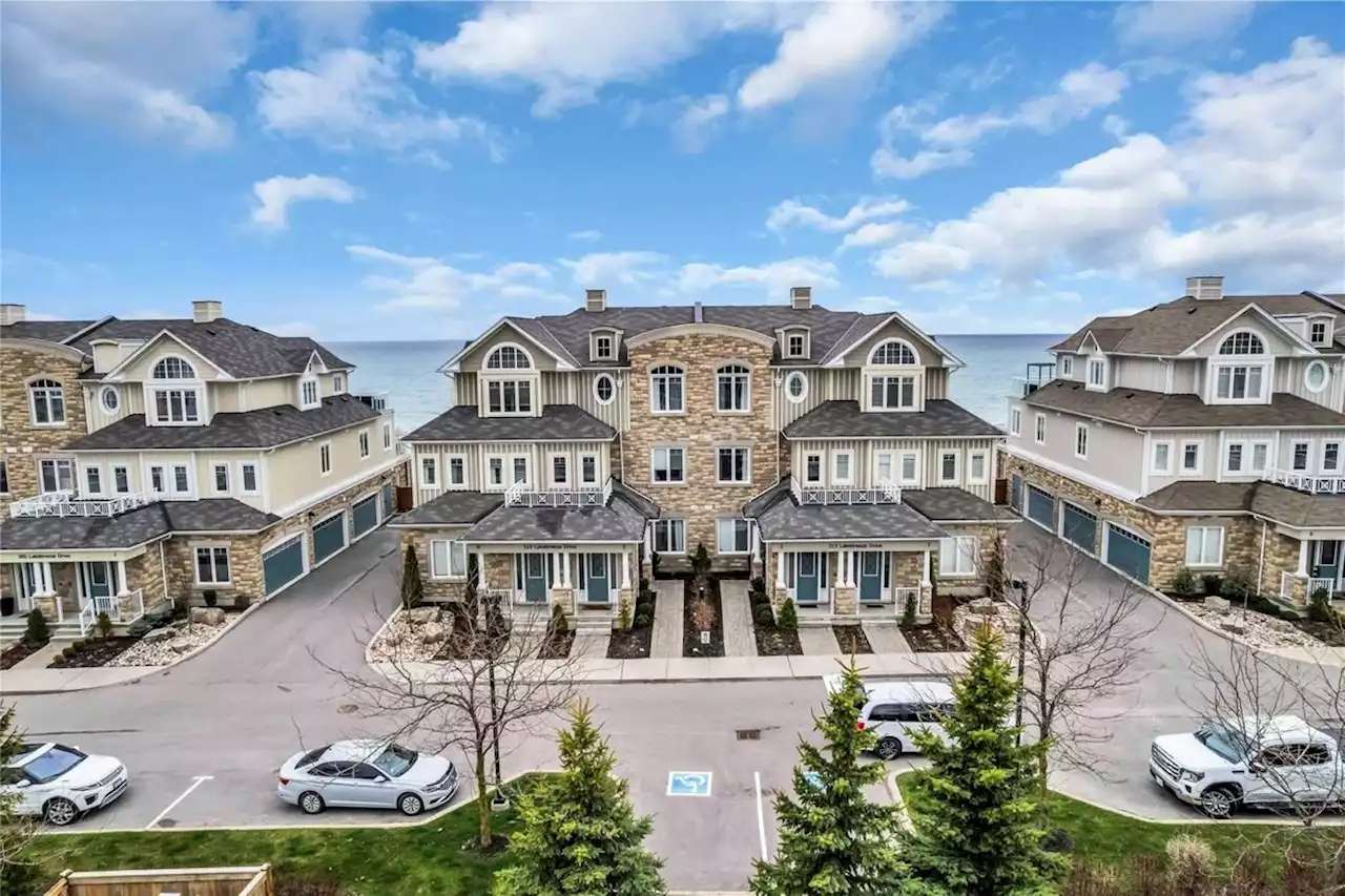 Bungalow-style townhouse on Lake Ontario gets six offers