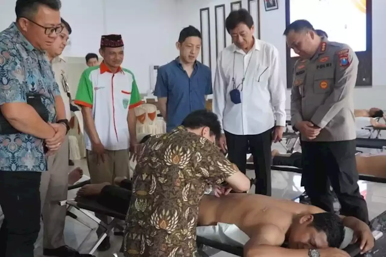 Polrestabes Surabaya Gelar Giat Pengobatan Tradisional Akupuntur - Jawa Pos