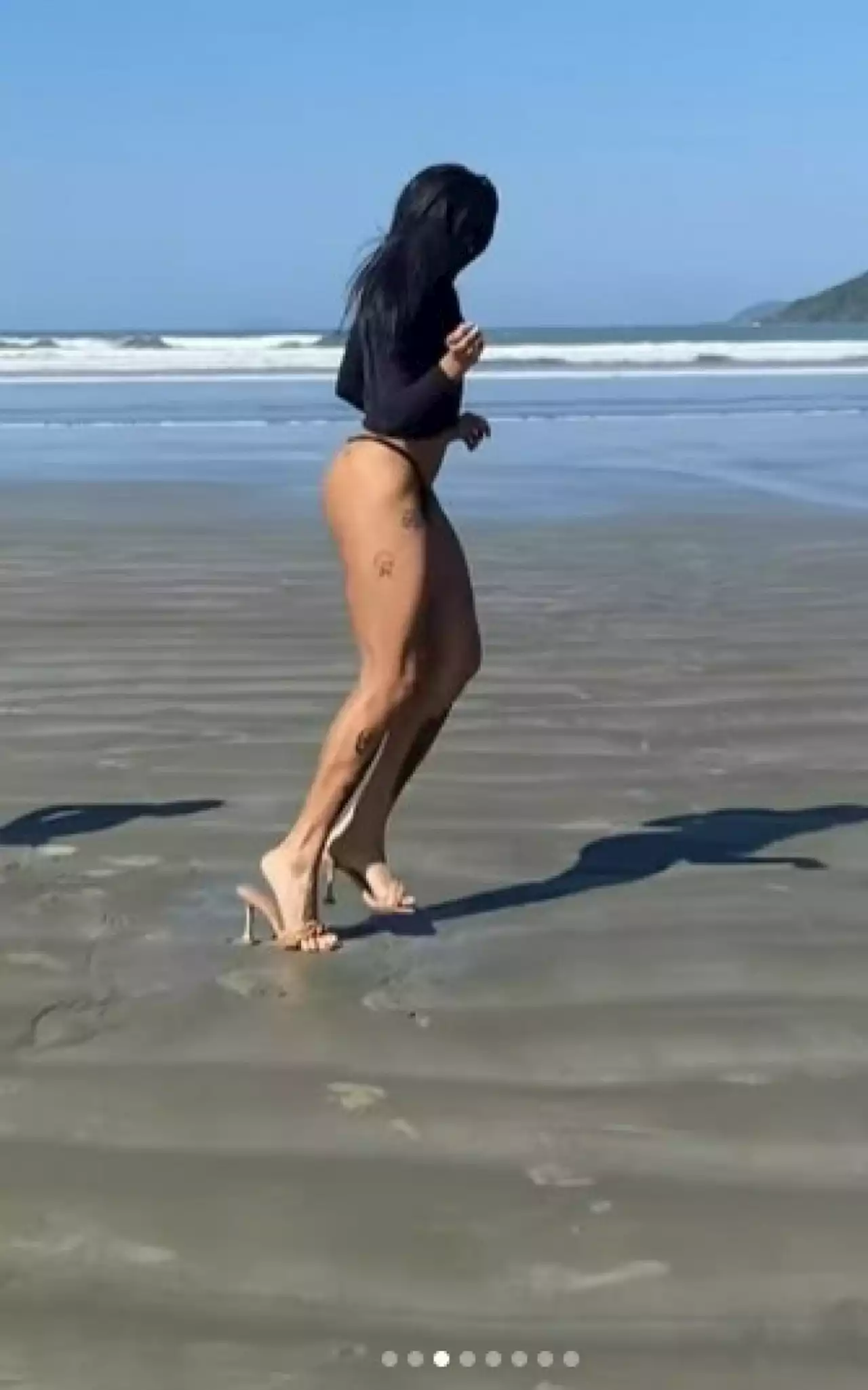 Pabllo Vittar chama a atenção ao jogar bola de salto na praia | Celebridades | O Dia