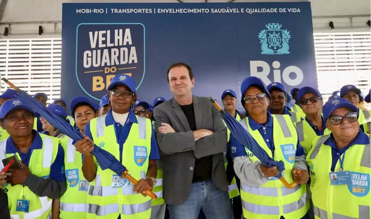 'Velha Guarda do BRT': guardiões do transporte ditam o tom nas estações e ônibus do Rio