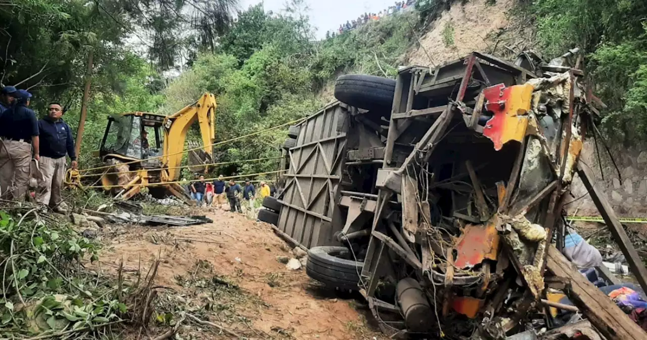 Caída de bus en un barranco en México deja 29 pasajeros muertos