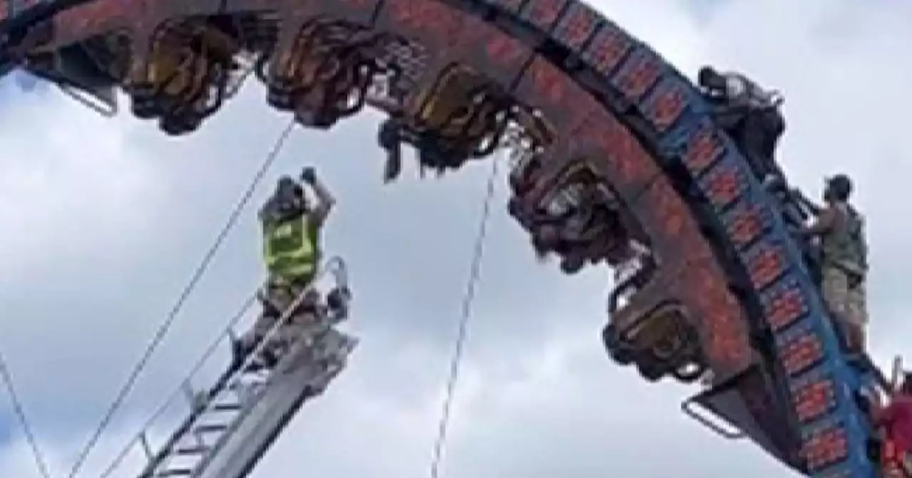 (Video) Pasajeros de montaña rusa quedaron suspendidos en el aire tras falla mecánica