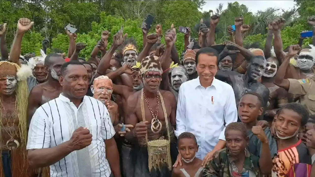 Momen Jokowi Sapa Warga dan Anak-Anak Asmat