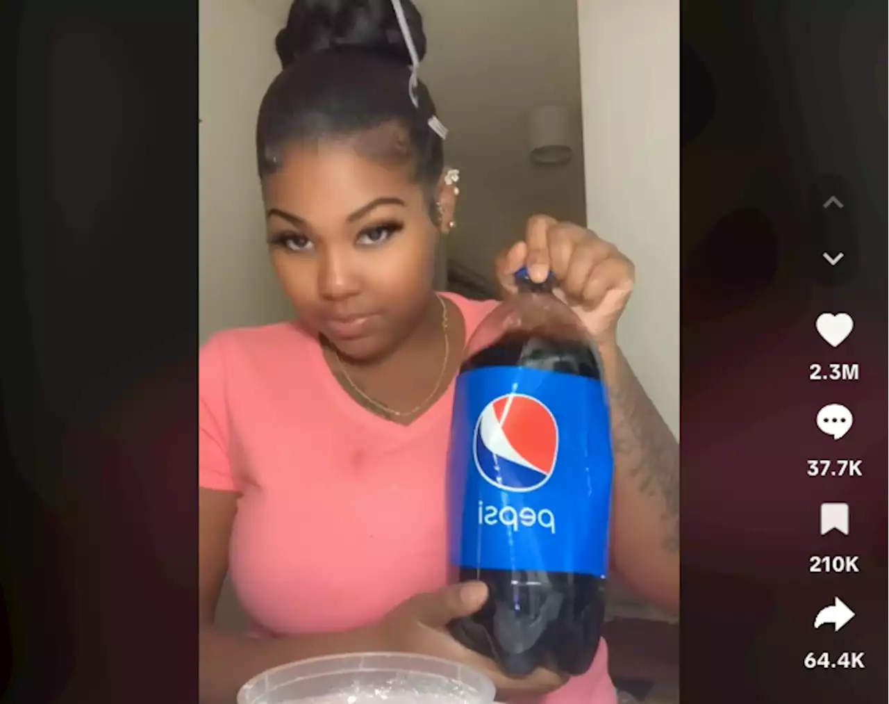 Mujer se maquilla con base creada con Pepsi y harina