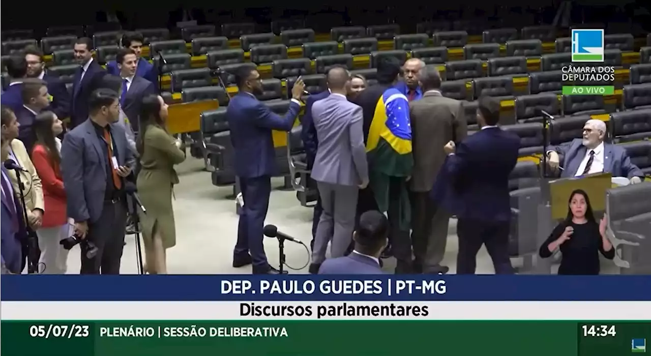 Vídeo: Paulo Guedes do PT briga com deputado bolsonarista no plenário