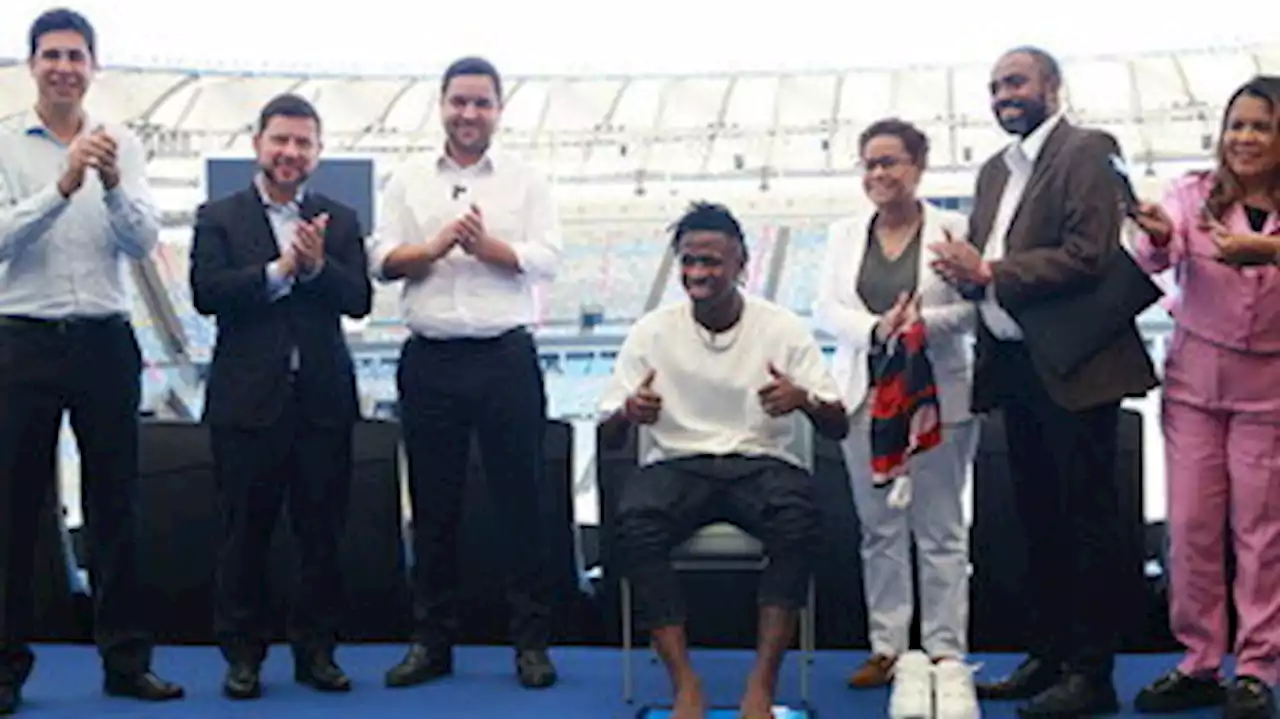 Vini Jr. recebe homenagens e coloca os pés na calçada da fama do Maracanã: 'Dia especial'