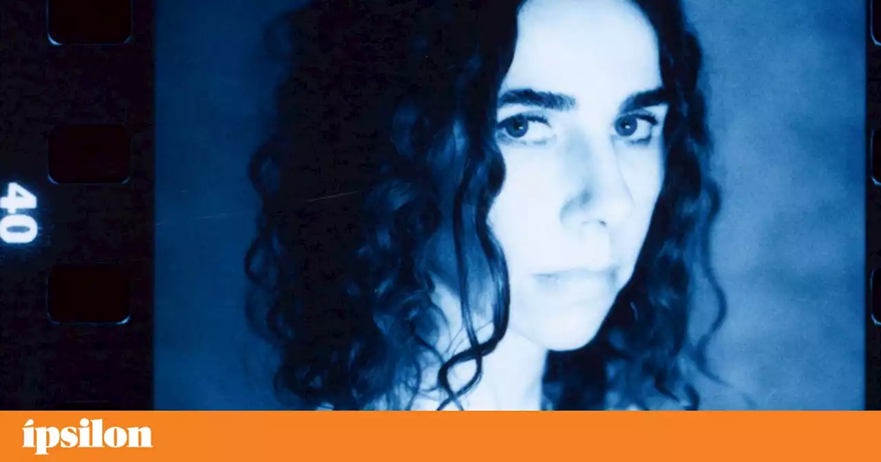 Uma nova PJ Harvey, muito antiga, a deambular entre sombras e mistério