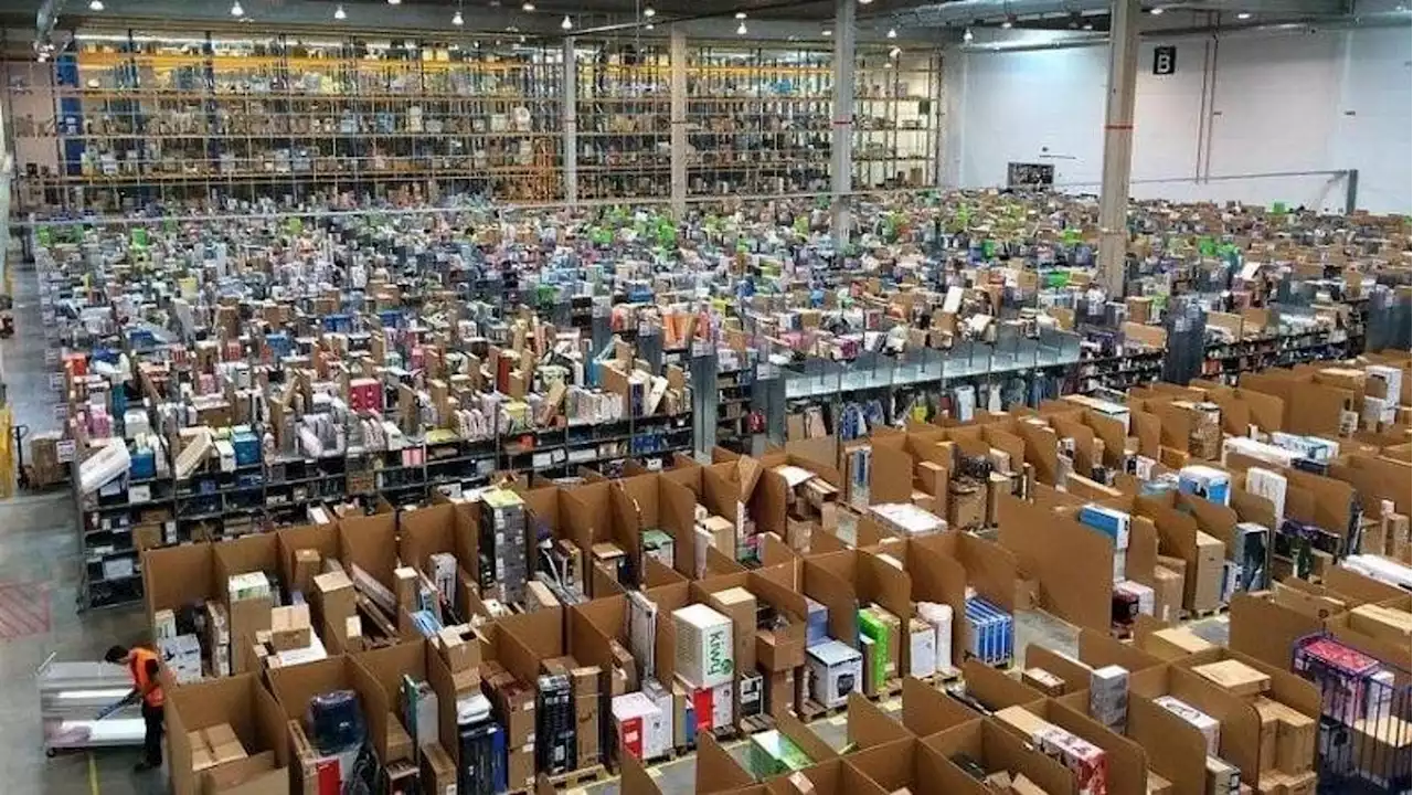 Amazon a Piacenza apre il turno mamme: “Lo si estenda ai padri”