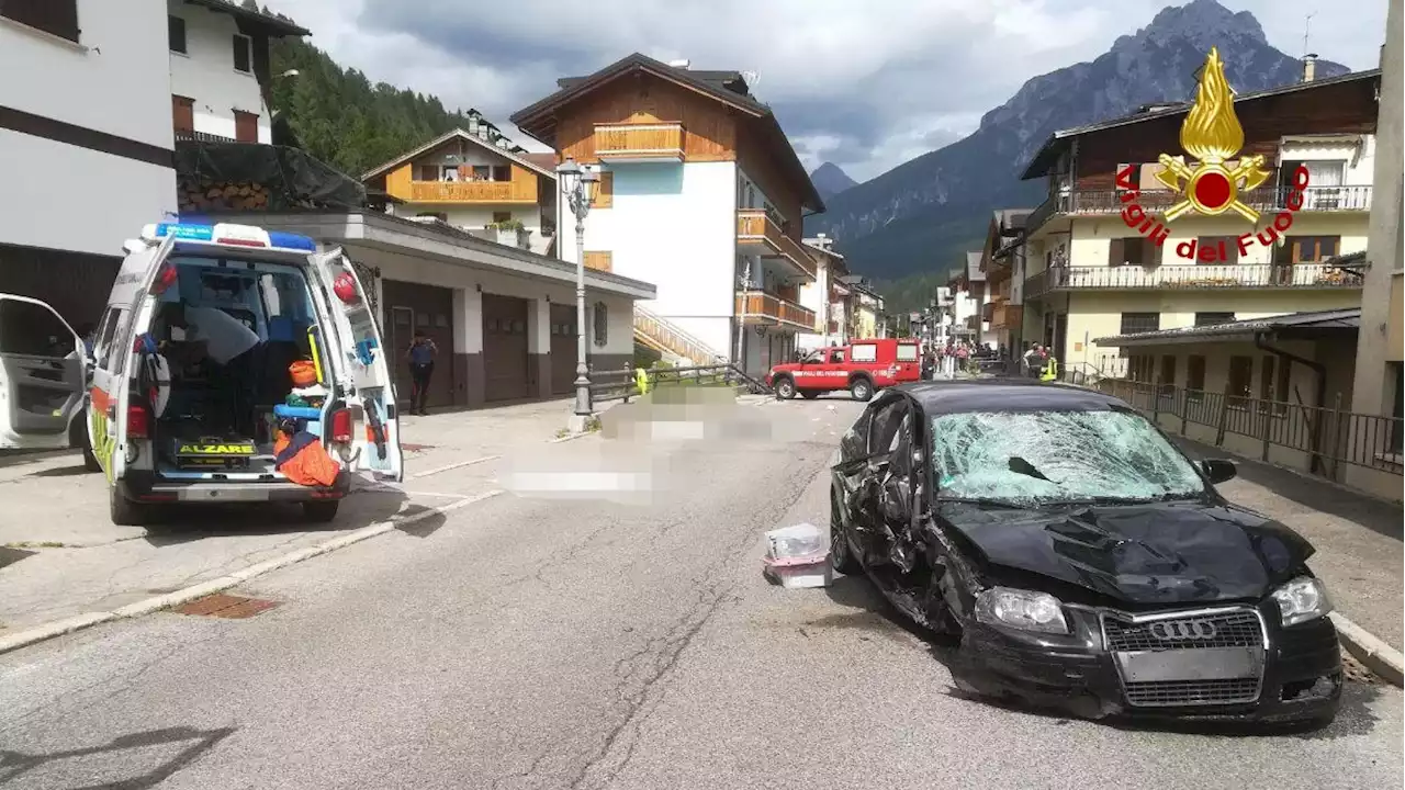 Belluno, auto travolge una famiglia: morti un bimbo di due anni, il padre e la nonna