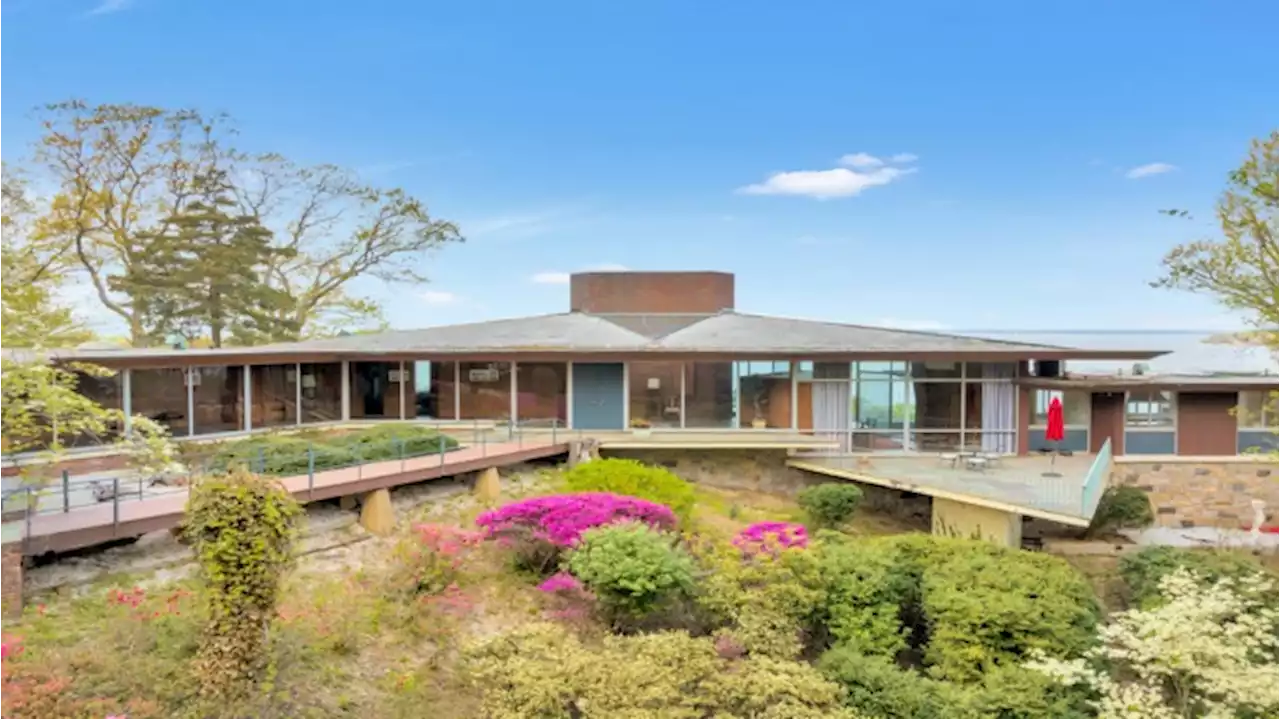 This $8.5 Million Midcentury-Modern Mansion in New York Comes With Its Own Private Beach