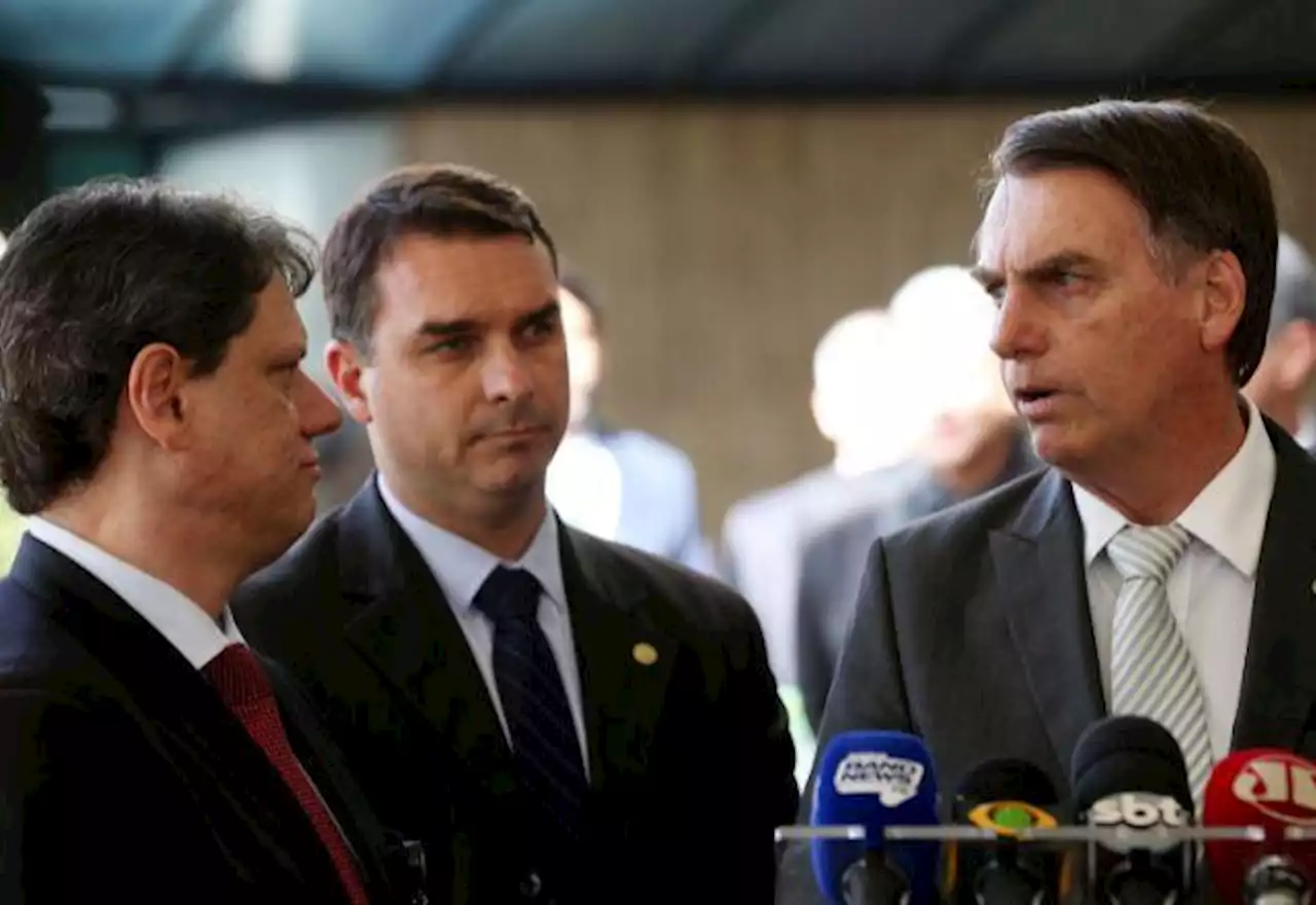 Bolsonaro e Tarcísio têm reunião a sós em meio à tensão por reforma tributária - SBT News