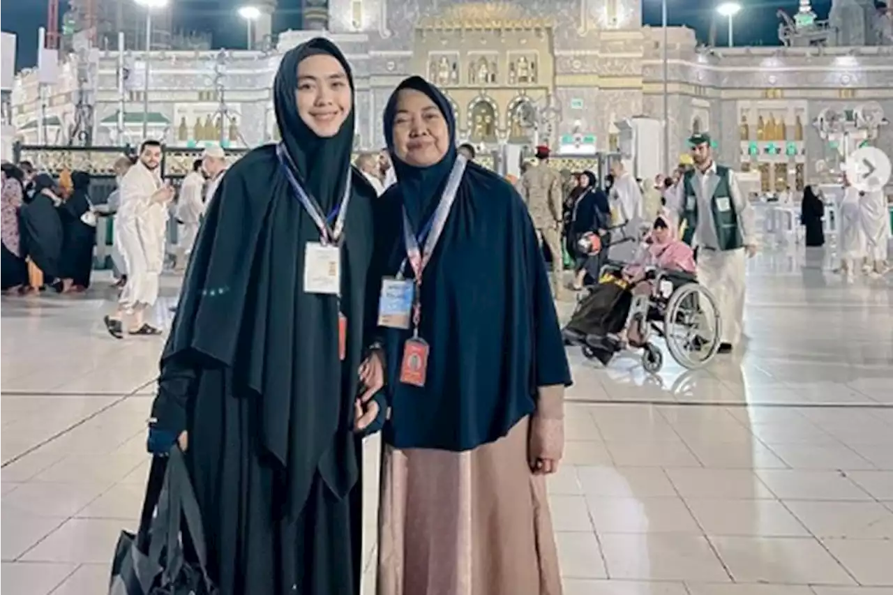 Sang Ibu Kembali Dilarikan ke RS di Mekkah, Oki Setiana Dewi Minta Doa