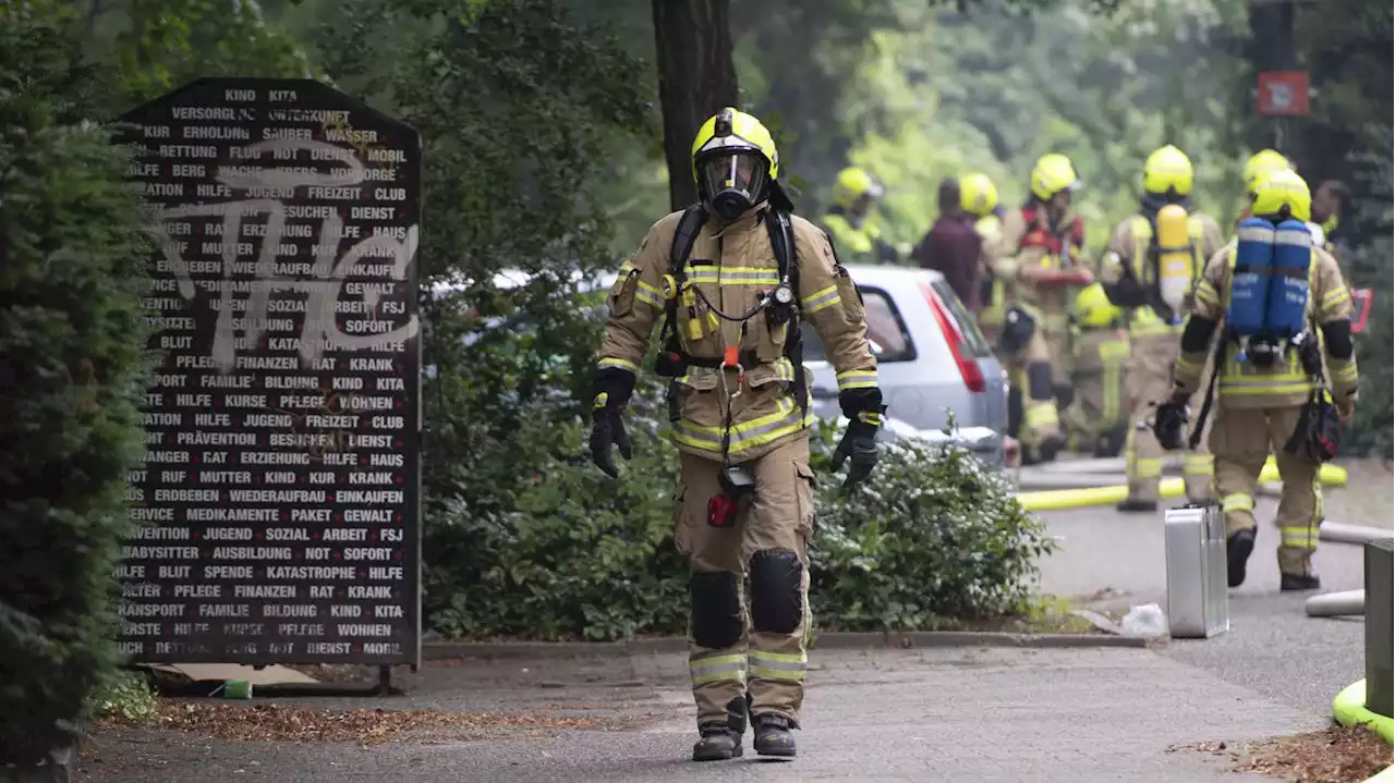 Wohnhaus in Charlottenburg unbewohnbar: Berliner Polizei nimmt 66-Jährige wegen des Verdachts auf Brandstiftung fest