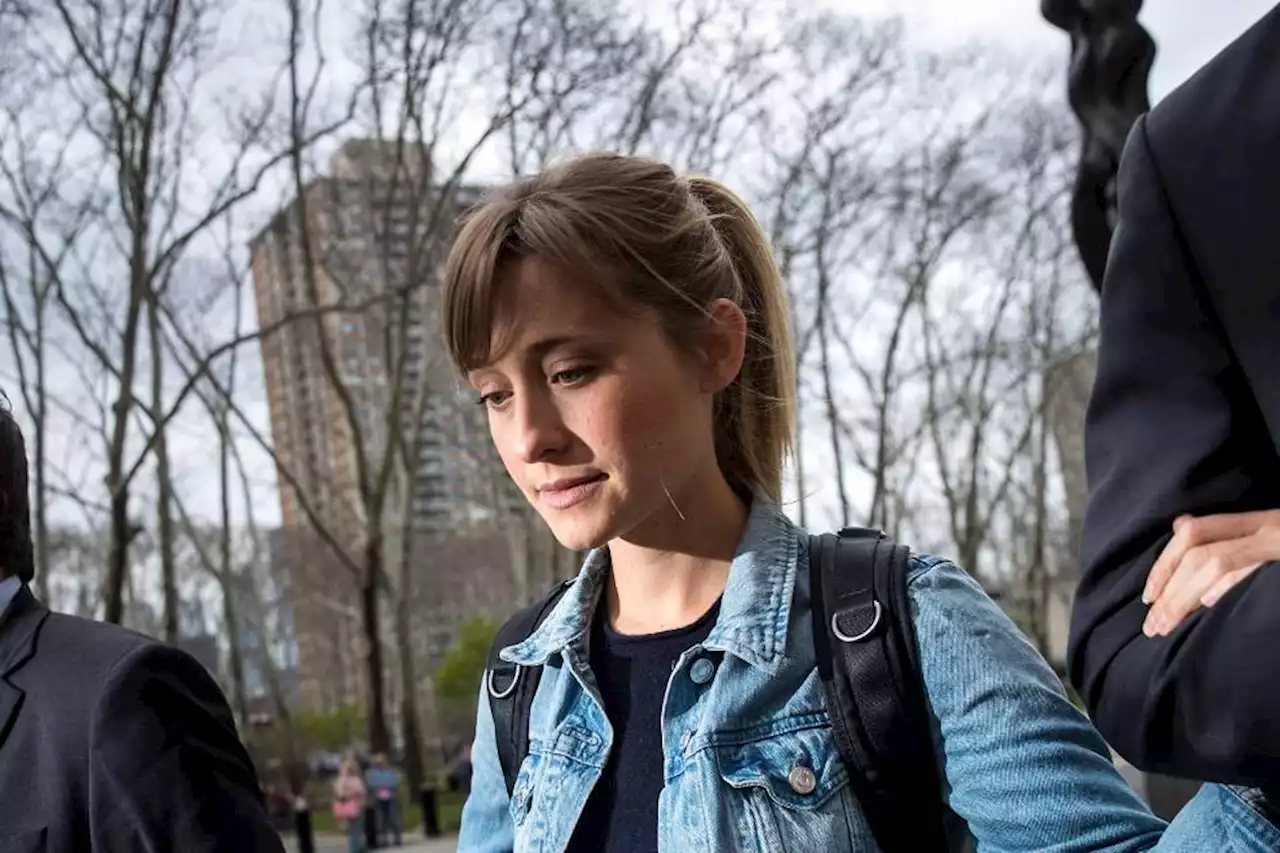 Smallville: Allison Mack deixa prisão após ser condenada por culto sexual