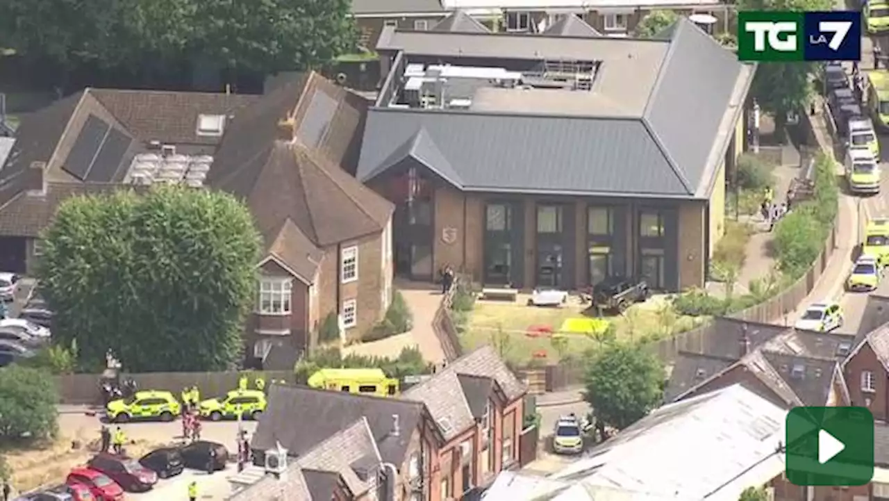 Auto si schianta contro una scuola di Wimbledon, morta una bambina