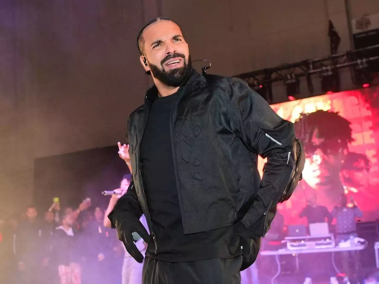 Drake pelted by cellphone at tour opener in Chicago: 'Someone threw a phone at Papi'