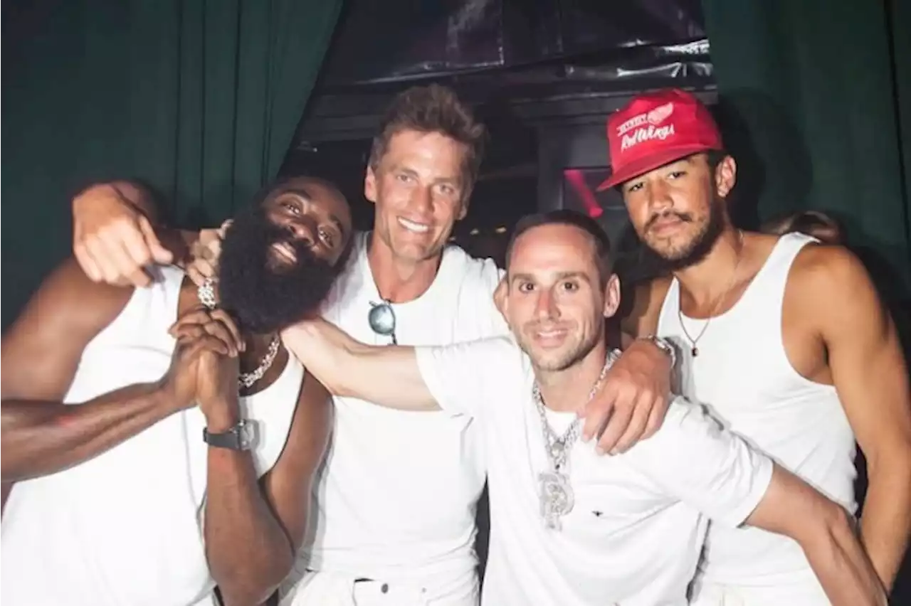 Tom Brady curte vida de solteiro em festa ao lado de famosos | VEJA Gente