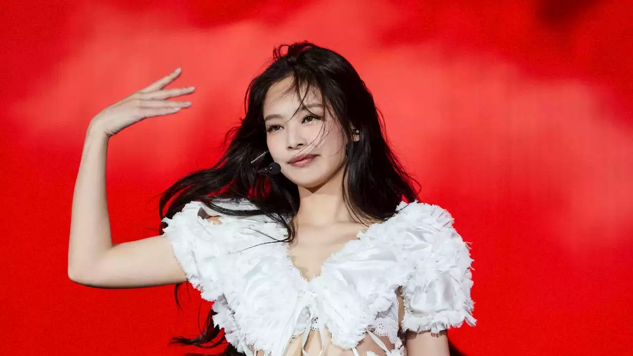 Jennie des Blackpink adopte en concert une robe de mariée du label Wed qu'on adore à Londres