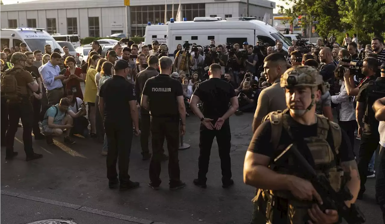 Suspect in Ukraine detonates explosives at a courthouse, killing himself and wounding 2 officers