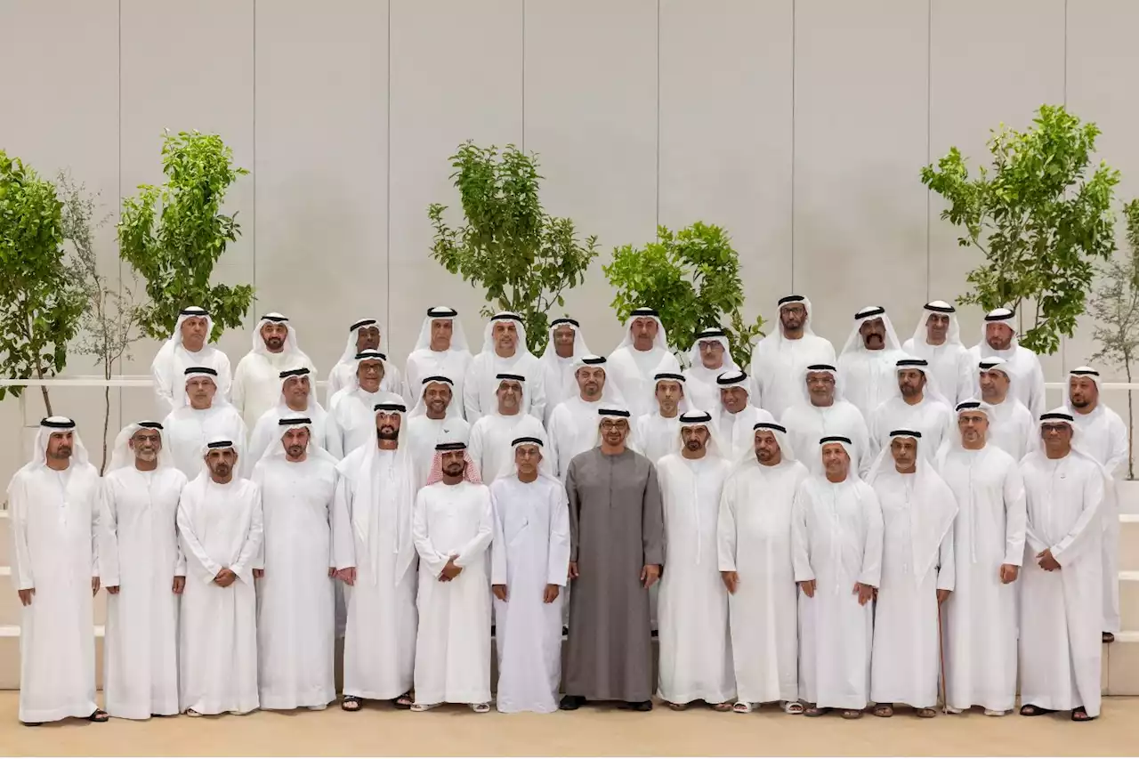 رئيس الدولة يلتقي عدداً من زملاء الدراسة