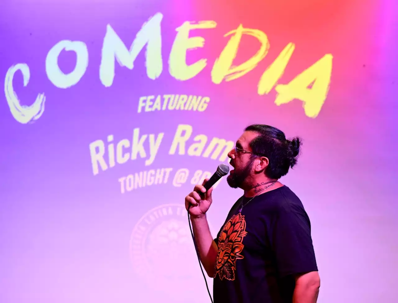 Denver’s only bilingual comedy mic opens doors for Latino hopefuls