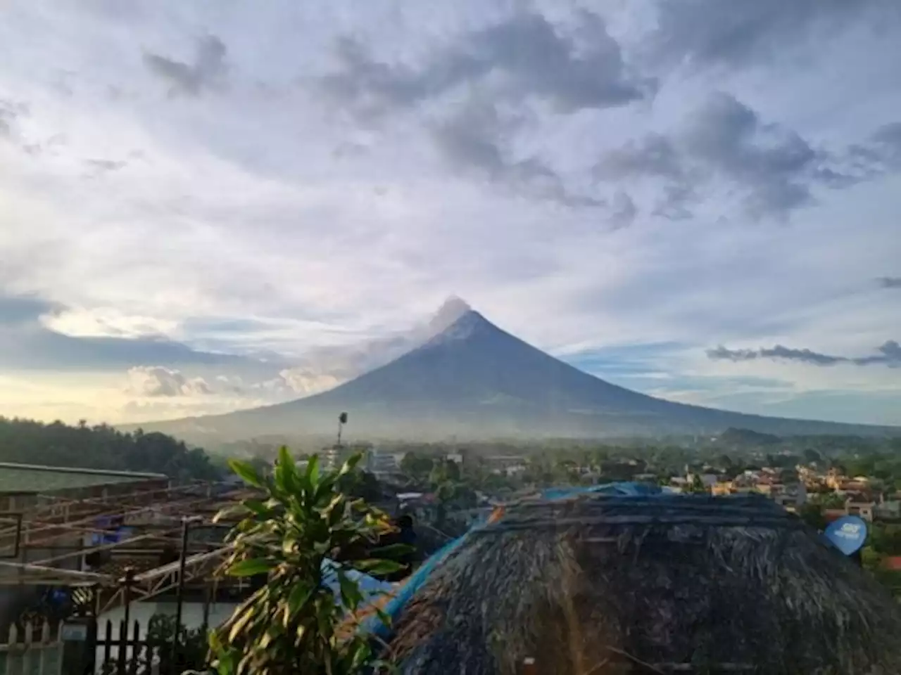 Restive Mayon posts 79 volcanic quakes, 216 rockfall events in 24 hours