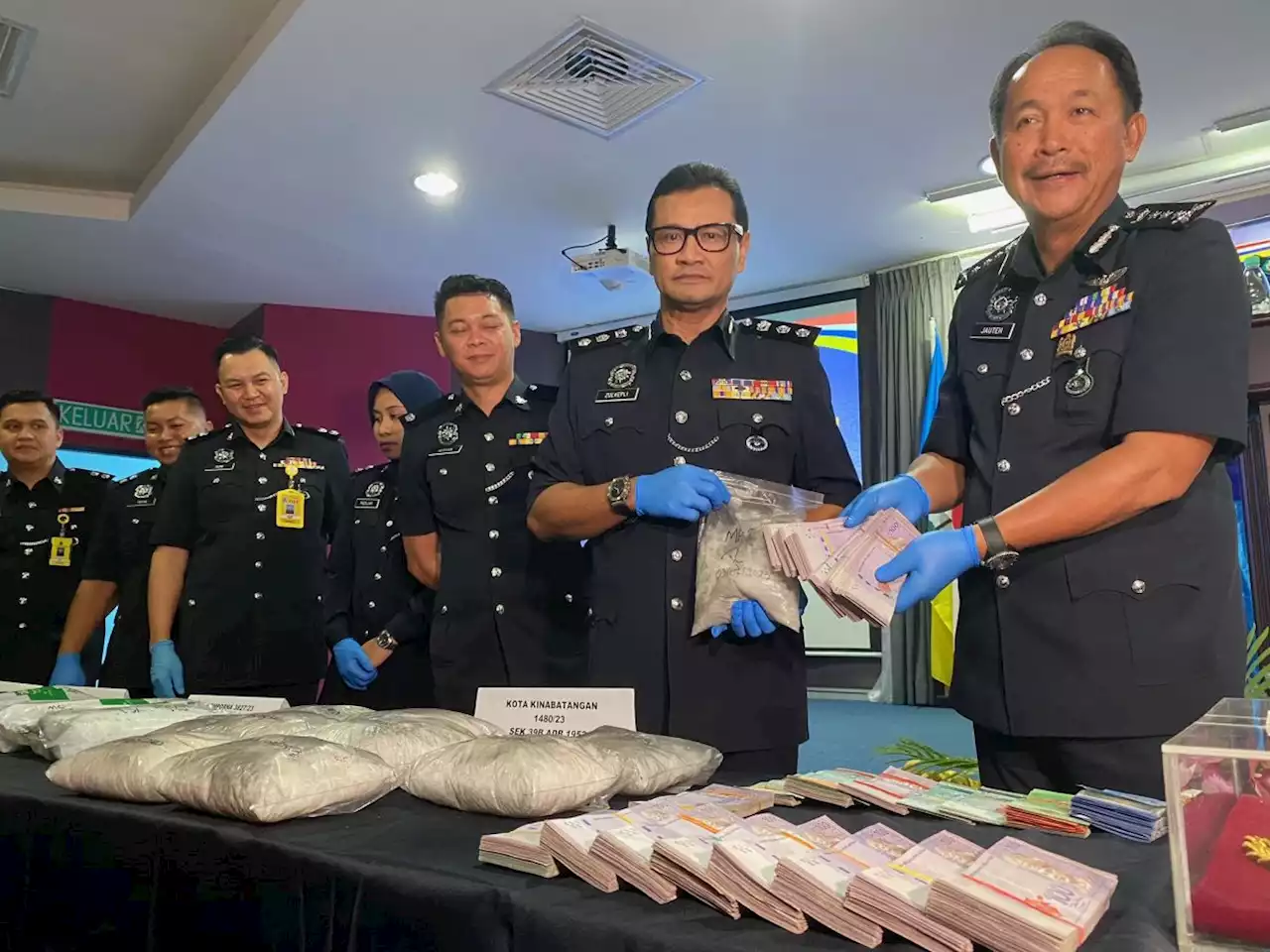 Sabah cops bust drug syndicate, seize RM800,000 worth of syabu