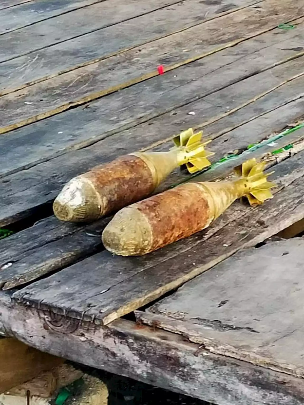 Pekerja pembersihan terkejut jumpa dua butir bom mortar bawah katil